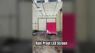 Layar LED berperingkat IP65 Sedang Menjalani Simulasi Hujan